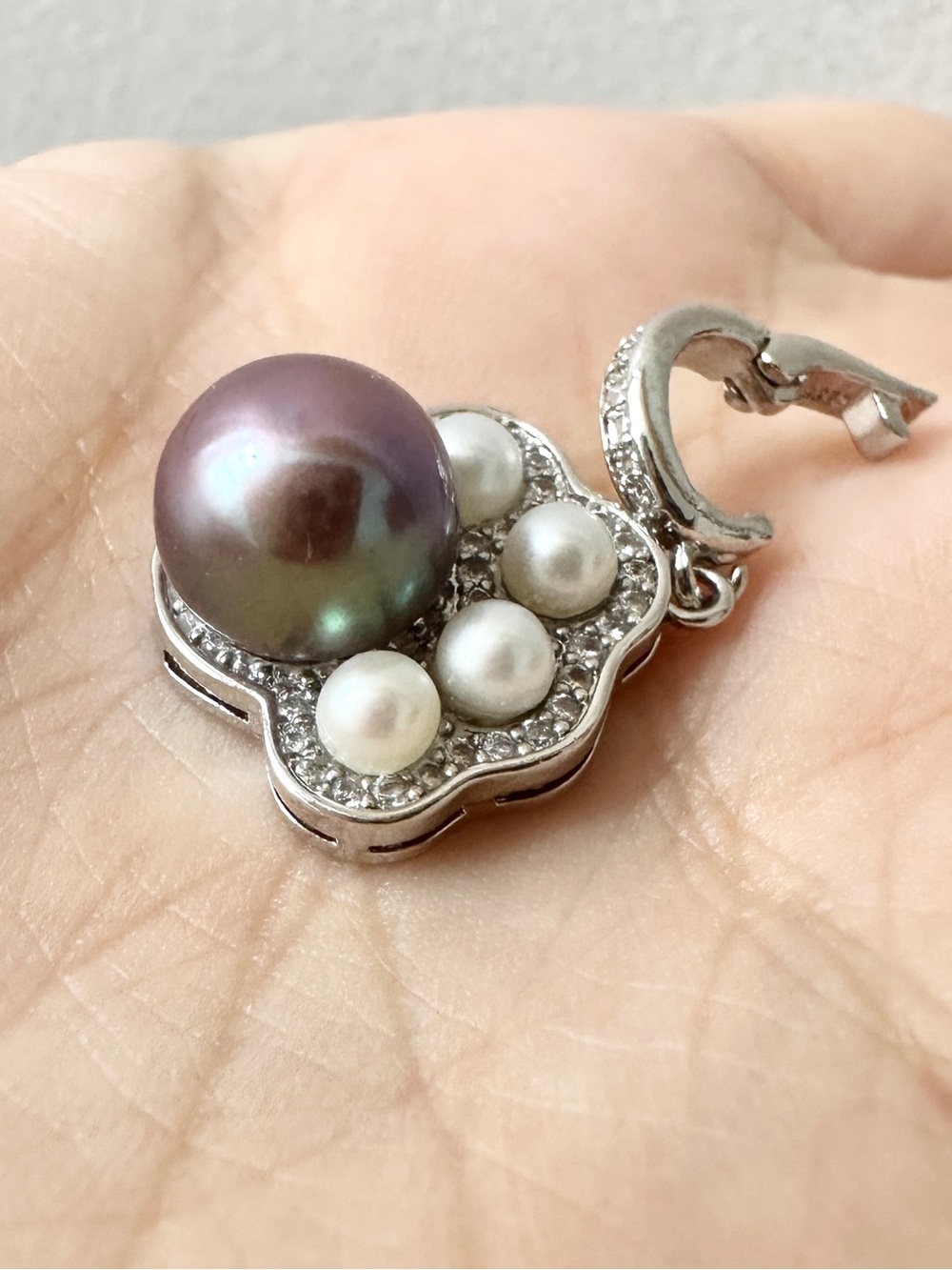 Genuine Freshwater Pearl Cat's Paw Pendant